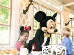 Mickey Mouse en uno de los restaurantes de Disneyland Par&iacute;s.