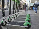 Varios patinetes el&eacute;ctricos estacionados en el centro de Madrid (Espa&ntilde;a)