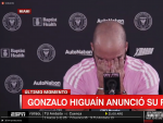 Gonzalo Higua&iacute;n se derrumba durante el anuncio de su retirada