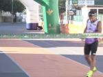 Luis Agustín Escriche se para justo antes de la meta del medio maratón de Alcudia.