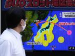 Un hombre se para a mirar una infograf&iacute;a sobre el lanzamiento de un misil bal&iacute;stico de Corea del Norte que sobrevol&oacute; territorio japon&eacute;s, este martes 4 de octubre de 2022, en Tokio (Jap&oacute;n).
