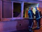 Bomberos trabajan en el bajo de un edificio de Aranjuez (Madrid) donde un incendio caus&oacute; la muerte de un hombre de avanzada edad.