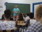 Alumnos del CEIP Escritor Alfonso Grosso durante el primer d&iacute;a de colegio, a 12 de septiembre de 2022, en Sevilla (Andaluc&iacute;a, Espa&ntilde;a).