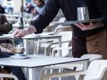 Un camarero sirve un caf&eacute;, en una imagen de archivo.