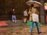 Una persona camina bajo la lluvia con un paraguas, en una imagen de archivo.