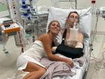 Imagen de los reci&eacute;n casados en el hospital despu&eacute;s de que el novio se lesionase al bailar.
