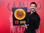 El cantante colombiano Camilo recibe el primer disco de vidrio reciclado de Ecovidrio