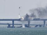 Imagen de un helic&oacute;ptero tratando de apagar el incendio declarado en el puente de Crimea.