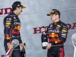 Los pilotos de Red Bull, Sergio P&eacute;rez y Max Verstappen, en el podio del Gran Premio de Jap&oacute;n este domingo.