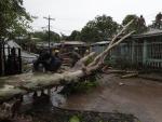 Operarios despejan una calle tras los destrozos causados por el huracán Julia en la ciudad de Bluefields (Nicaragua).