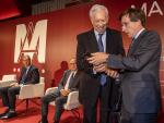 Mario Vargas Llosa recibe el premio a Madrile&ntilde;o del A&ntilde;o 2022 a manos del alcalde de Madrid, Jos&eacute; Luis Mart&iacute;nez-Almeida.