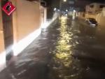 Las fuertes lluvias en Alicante provocan el arrastre de coches con conductores dentro, desprendimientos y achiques.