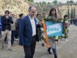 El secretario general de Junts per Catalunya (JxCAt), Jordi Turull, y la presidenta de Junts, Laura Borr&agrave;s, depositan una ofrenda floral