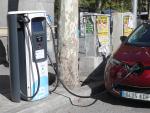 Un coche se carga en un punto de recarga para coches eléctricos en Madrid. 18 septiembre 2019, hibridos, ecología, eléctrico, 0 emisiones, vehículo. Eduardo Parra / Europa Press (Foto de ARCHIVO) 18/9/2019