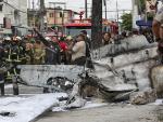 Equipos de emergencias en la calle de Guayaquil, Ecuador, donde se estrell&oacute; una avioneta.