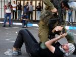 Soldados israel&iacute;es detienen a un palestino durante protestas en Hebr&oacute;n, Cisjordania.