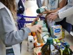 Voluntarios colocan los alimentos donados en Madrid