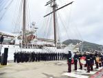 El personal de la Armada Española junto con el buque 'Juan Sebastián Elcano'