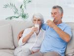 Dos adultos mayores bebiendo leche.