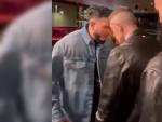 Omar Montes se pelea con otro joven en un bar.