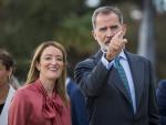 La presidenta del Parlamento Europeo, Roberta Metsola, junto al rey Felipe VI, en Santander.