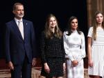 SS.MM. Los Reyes, acompa&ntilde;ados de sus hijas durante los premios Princesa de Asturias 2022 en Oviedo.