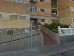 Portal del edificio en el que resid&iacute;a el matrimonio mayor hallado sin vida en su casa, en Las Palmas de Gran Canaria, el 27 de octubre de 2022.