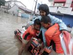 Una persona es rescatada en Kawit, en la provincia filipina de Cavite, tras las inundaciones causadas por la tormenta tropical Nalgae.