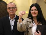 La abogada Carla Vall y el alcalde de Lleida, Miquel Pueyo, mostrando el pen que han llevado ante la Fiscal&iacute;a para denunciar nuevos casos de abuso sexual en el Aula de Teatre.