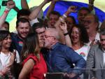 Luiz In&aacute;cio Lula da Silva besa a su esposa, Ros&acirc;ngela Silva, tras su triunfo en la segunda vuelta de las elecciones presidenciales en Brasil.