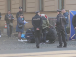 Patrullas de Polic&iacute;a estacionadas delante de la sede del Gobierno Checo.