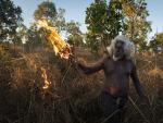 Un ind&iacute;gena australiano quema hierba para proteger a su comunidad de los incendios forestales. Foto ganadora del World Press Photo 2022 en el apartado de Reportaje Gr&aacute;fico, del autor Matthew Abbott.