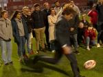 El alcalde de Madrid, Jos&eacute; Luiz Mart&iacute;nez-Almeida, vuelve a golpear a un asistente a un acto con un bal&oacute;n.