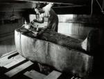 Howard Carter limpiando el sarcófago de Tutankamón.