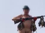 Instante del video del cazador desnudo con una perdiz colgada de los genitales.