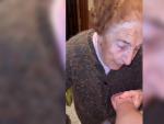 Una abuela observando el tatuaje de su nieto.