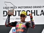 Fern&aacute;ndez celebra en el podio su victoria en la carrera de Moto2 del MotoGP de Alemania.