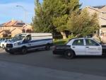 La Polic&iacute;a, frente a la casa de Aaron Carter en California.