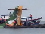 Efectivos de emergencias rescatan a los pasajeros del avión estrellado en el lago Victoria, en Tanzania.