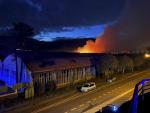 Un gran incendio en una nave industrial de Pontevedra ha obligado este domingo a cortar la N-550 a su paso por Ponte Sampaio.