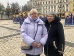 La señora Lubov Sapa, de 72 años y su hija Karina delante de la exposición