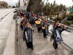 Mariachi Linda Mexicanas pasan por el famoso puente de la Calle Sexta, que une a dos de los barrios latinos m&aacute;s importantes de Los &Aacute;ngeles, California (EE UU), el 8 de noviembre de 2022.