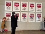 Las latas de sopa Campbell de Andy Warhol en la Galer&iacute;a Nacional de Australia son pintadas por activistas clim&aacute;ticos