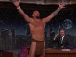 Jason Momoa, casi desnudo con el atuendo tradicional hawaiano en 'Jimmy Kimmel Live'.