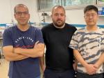 Los investigadores Jordi Sort [izquierda], Enric Men&eacute;ndez [centro] y Zhengwei Tan [derecha] en el laboratorio de magnetismo de la universidad.