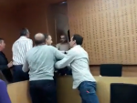 Momento de la pelea entre los dos concejales del PP y PSOE.