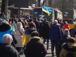 Ciudadanos ucranianos expulsan a las tropas rusas de Jers&oacute;n.