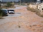 Un veh&iacute;culo atrapado en el tramo inundado de la A-3 en Valencia tras las lluvias.
