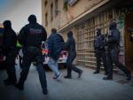 Los Mossos se llevan detenido a un hombre durante la operaci&oacute;n contra el yihadismo en el centro de Barcelona