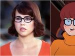 Linda Cardellini como Velma (izq.) y el personaje en 'Scooby-Doo'.